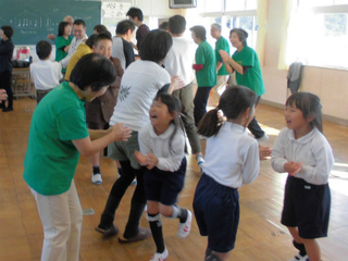 第2回岩田小学校で笑いヨガ 第2回岩田小学校で笑いヨガ