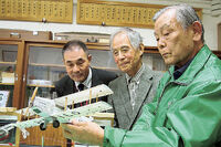 手作りした天竜10号の模型を贈った谷口さん(右) 手作りした天竜10号の模型を贈った谷口さん(右)