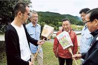 ぼんぼりの打ち合わせをする住民 ぼんぼりの打ち合わせをする住民
