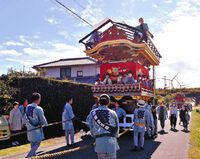 お囃子の笛や太鼓が鳴る中、地域を巡る蟹町の屋台 お囃子の笛や太鼓が鳴る中、地域を巡る蟹町の屋台