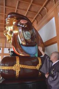 大黒天像の前で、胎内仏が入っている位置を示す甘蔗住職 大黒天像の前で、胎内仏が入っている位置を示す甘蔗住職