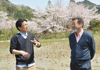 フリースクールの計画を話し合う代表の鈴木浩之さん(左)と地区の山本六二郎さん フリースクールの計画を話し合う代表の鈴木浩之さん(左)と地区の山本六二郎さん