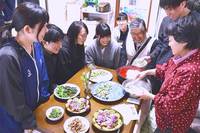 収穫した山野草を使い多彩な料理を作る藤本さん(右)と学生ら 収穫した山野草を使い多彩な料理を作る藤本さん(右)と学生ら
