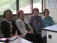 写真左から「ふるさと村」の山口さん、三井さん、叔母、母の4人 写真左から「ふるさと村」の山口さん、三井さん、叔母、母の4人