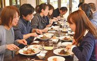 ジビエのコース料理を味わうイベントの参加者たち ジビエのコース料理を味わうイベントの参加者たち