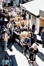 第2回浜背負い祭りの様子。商店街通りに人があふれ、祭りが地域に活気をもたらした 第2回浜背負い祭りの様子。商店街通りに人があふれ、祭りが地域に活気をもたらした