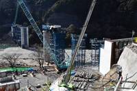 新橋の「新々原田橋」の建設では、橋桁の架設作業が進む 新橋の「新々原田橋」の建設では、橋桁の架設作業が進む