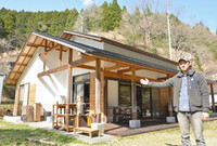 龍山秘密村に開設したカフェを紹介する川道光司さん 龍山秘密村に開設したカフェを紹介する川道光司さん