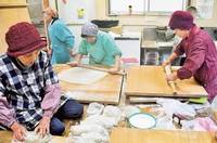 熟練の技術でそばを打つ野田やまびこ会の会員 熟練の技術でそばを打つ野田やまびこ会の会員