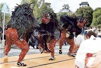 雌獅子を巡って2頭の雄獅子が激しくけん制し合った獅子舞「かんからまち」 雌獅子を巡って2頭の雄獅子が激しくけん制し合った獅子舞「かんからまち」