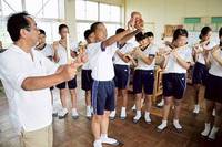「神沢のおくない」を中学生に伝える石野重利さん(左) 「神沢のおくない」を中学生に伝える石野重利さん(左)