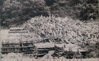 水窪川流材防止楯枠(約五千尺締)堰止ノ實况 水窪川流材防止楯枠(約五千尺締)堰止ノ實况