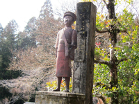 「川合尋常小学校」の校門と着物姿の小学生の像 「川合尋常小学校」の校門と着物姿の小学生の像