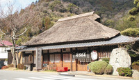 かやぶき屋根がふき替えられる丁子屋の店舗 かやぶき屋根がふき替えられる丁子屋の店舗