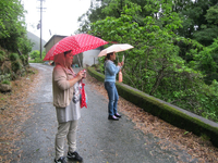 祖母の遺影を胸に久根鉱山の遺構を見る姉妹 祖母の遺影を胸に久根鉱山の遺構を見る姉妹