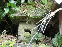 石祠に納められた丸石 石祠に納められた丸石