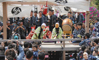三社祭礼囃子と舞を神前に奉納する「い組」の氏子ら 三社祭礼囃子と舞を神前に奉納する「い組」の氏子ら