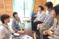 聞き取り調査を行う学生(左端から2人) 聞き取り調査を行う学生(左端から2人)
