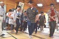 伝統の舞に挑戦する参加者 伝統の舞に挑戦する参加者