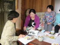 かつての久根鉱山の話を聞く坊さんたち かつての久根鉱山の話を聞く坊さんたち