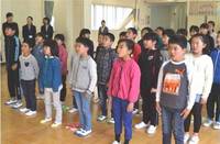 校歌斉唱で息の合った歌声を響かせる児童 校歌斉唱で息の合った歌声を響かせる児童