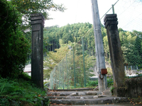 旧「佐久間小」跡に残る校門 旧「佐久間小」跡に残る校門