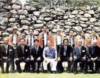 二俣城跡で撮影した記念写真に写る新之助時代の海老蔵さん(前列左から5人目) 二俣城跡で撮影した記念写真に写る新之助時代の海老蔵さん(前列左から5人目)