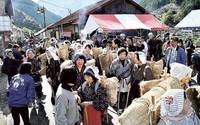 時代行列の参加者が道幅いっぱいに練り歩いた 時代行列の参加者が道幅いっぱいに練り歩いた
