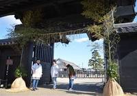 大御門前に設置された江戸時代の正月飾り 大御門前に設置された江戸時代の正月飾り