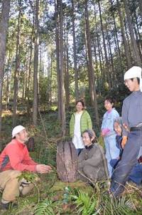 鈴木将之天竜林業研究会会長(左)と作品を展示する県内の芸術家ら 鈴木将之天竜林業研究会会長(左)と作品を展示する県内の芸術家ら