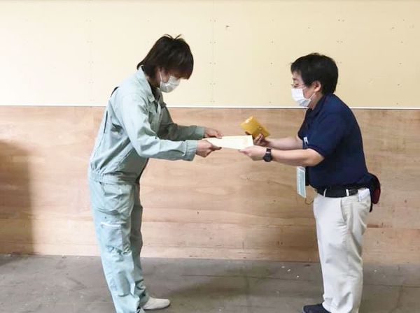 家電量販店様東海エリア【宅配部門】(Bグループ)において弊社ドライバーが年間最優秀表彰を受賞。 家電量販店様東海エリア【宅配部門】(Bグループ)において弊社ドライバーが年間最優秀表彰を受賞。