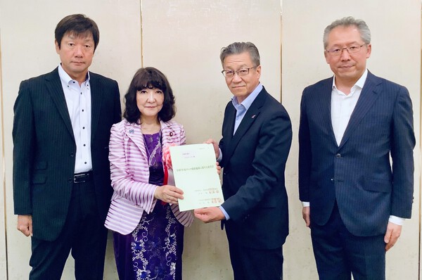 片山さつき参議院議員とトラック業界の現状について意見交換をしました。 片山さつき参議院議員とトラック業界の現状について意見交換をしました。