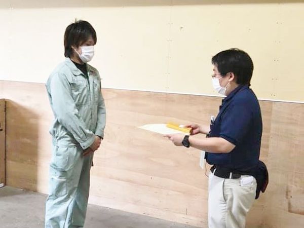 家電量販店様東海エリア【宅配部門】(Bグループ)において弊社ドライバーが年間最優秀表彰を受賞。 家電量販店様東海エリア【宅配部門】(Bグループ)において弊社ドライバーが年間最優秀表彰を受賞。