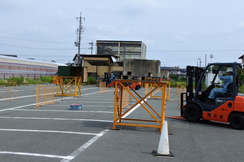 フォークリフト安全衛生教育に弊社から2名参加しました。 フォークリフト安全衛生教育に弊社から2名参加しました。