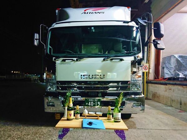 深夜運行便『納車式』。ドライバーさんの出発に合わせ夜に執り行いました。 深夜運行便『納車式』。ドライバーさんの出発に合わせ夜に執り行いました。