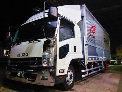 深夜運行便『納車式』。ドライバーさんの出発に合わせ夜に執り行いました。 深夜運行便『納車式』。ドライバーさんの出発に合わせ夜に執り行いました。