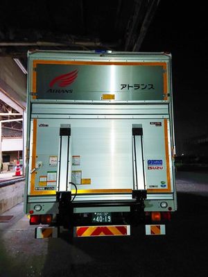 深夜運行便『納車式』。ドライバーさんの出発に合わせ夜に執り行いました。 深夜運行便『納車式』。ドライバーさんの出発に合わせ夜に執り行いました。