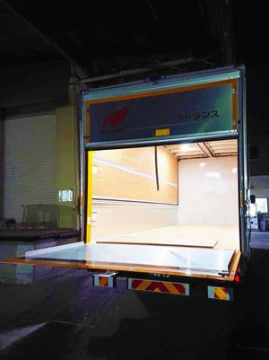 深夜運行便『納車式』。ドライバーさんの出発に合わせ夜に執り行いました。 深夜運行便『納車式』。ドライバーさんの出発に合わせ夜に執り行いました。