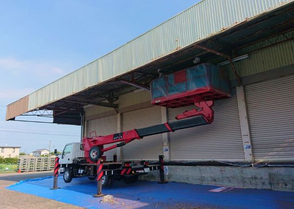 倉庫の軒の修繕工事。トタンの補修とフレームの再塗装をお願いしました。 倉庫の軒の修繕工事。トタンの補修とフレームの再塗装をお願いしました。