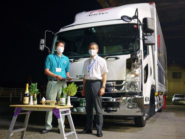 深夜運行便『納車式』。ドライバーさんの出発に合わせ夜に執り行いました。 深夜運行便『納車式』。ドライバーさんの出発に合わせ夜に執り行いました。
