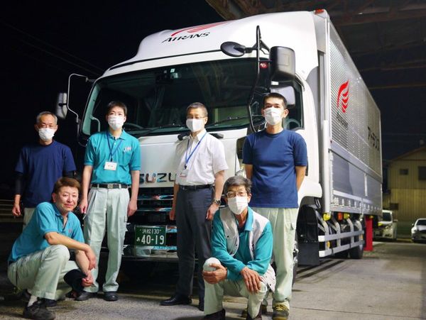 深夜運行便『納車式』。ドライバーさんの出発に合わせ夜に執り行いました。 深夜運行便『納車式』。ドライバーさんの出発に合わせ夜に執り行いました。