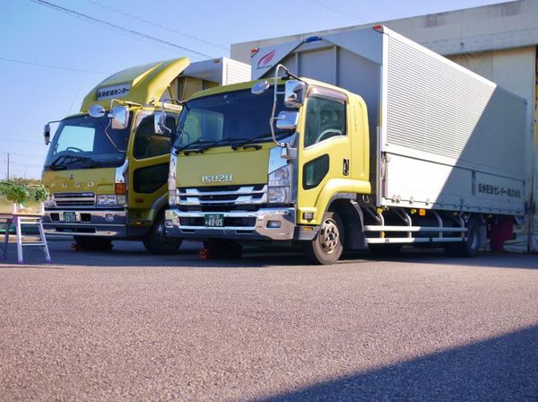 4トントラックの廃車式を行いました。自動車部品を運んだ5年選手、10年選手の2台です。 4トントラックの廃車式を行いました。自動車部品を運んだ5年選手、10年選手の2台です。