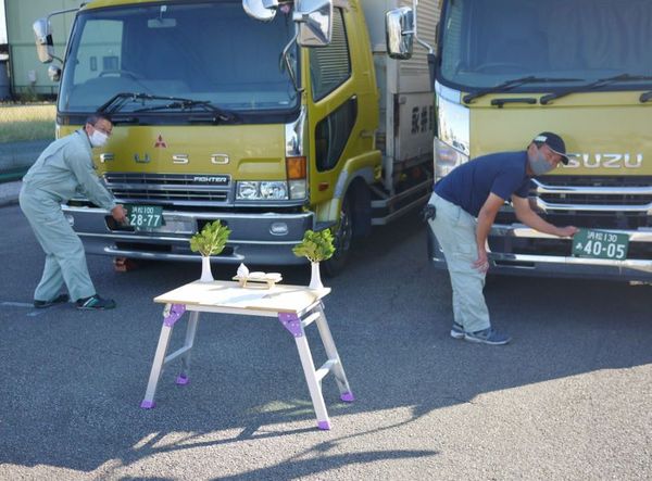 4トントラックの廃車式を行いました。自動車部品を運んだ5年選手、10年選手の2台です。 4トントラックの廃車式を行いました。自動車部品を運んだ5年選手、10年選手の2台です。