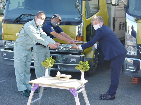 4トントラックの廃車式を行いました。自動車部品を運んだ5年選手、10年選手の2台です。 4トントラックの廃車式を行いました。自動車部品を運んだ5年選手、10年選手の2台です。