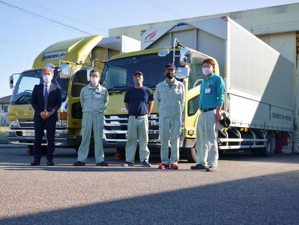 4トントラックの廃車式を行いました。自動車部品を運んだ5年選手、10年選手の2台です。 4トントラックの廃車式を行いました。自動車部品を運んだ5年選手、10年選手の2台です。