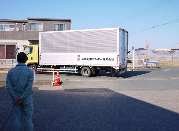 4トントラックの廃車式を行いました。自動車部品を運んだ5年選手、10年選手の2台です。 4トントラックの廃車式を行いました。自動車部品を運んだ5年選手、10年選手の2台です。