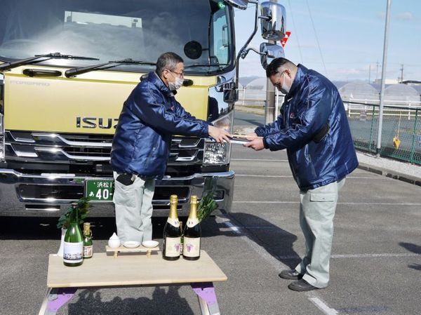 2020年最後の納車式を執り行いました。 工場間輸送向け 4トンウイングトラックです。 2020年最後の納車式を執り行いました。 工場間輸送向け 4トンウイングトラックです。