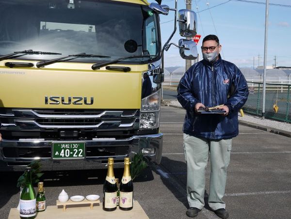 2020年最後の納車式を執り行いました。 工場間輸送向け 4トンウイングトラックです。 2020年最後の納車式を執り行いました。 工場間輸送向け 4トンウイングトラックです。