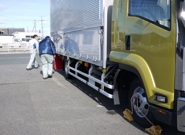 2020年最後の納車式を執り行いました。 工場間輸送向け 4トンウイングトラックです。 2020年最後の納車式を執り行いました。 工場間輸送向け 4トンウイングトラックです。