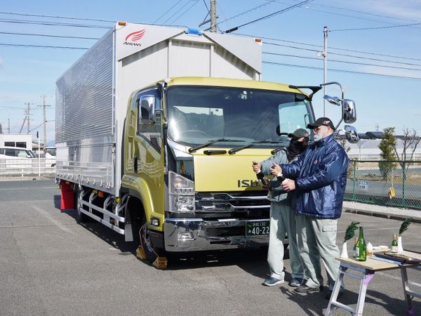 2020年最後の納車式を執り行いました。 工場間輸送向け 4トンウイングトラックです。 2020年最後の納車式を執り行いました。 工場間輸送向け 4トンウイングトラックです。